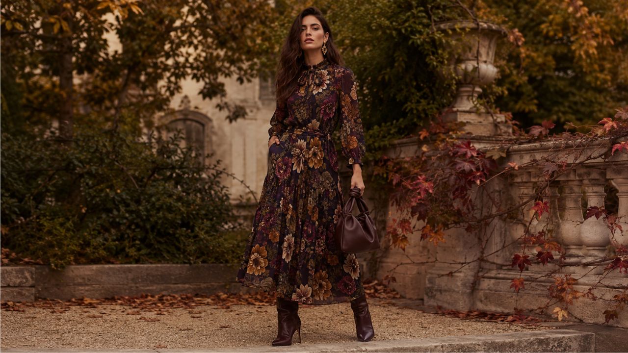 Mujer con vestido floral oscuro de tonos otoñales, look completo de otoño.